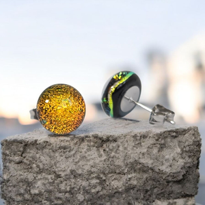 Glamor narancsos, sárgás, zöldalapon kék csillogás bedugós fülbevaló - ékszer - fülbevaló - pötty fülbevaló - Meska.hu