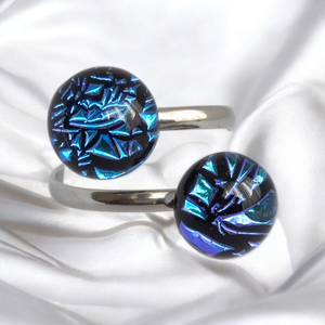 Glamor fekete alapon kék csillogó gyürü - ékszer - gyűrű - üveglencsés gyűrű - Meska.hu Glamor fekete alapon kék csillogó gyürü - ékszer - gyűrű - üveglencsés gyűrű - Meska.hu