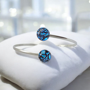 Glamor fekete alapon kék karkötő, Ékszer, Karkötő, Karperec, Üvegművészet, MESKA