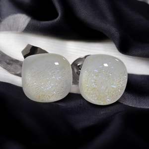 Glamor fehér, picit sárgás csillogású bedugós fülbevaló - Meska.hu