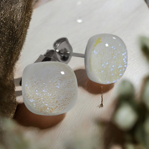 Glamor fehér, picit sárgás csillogású bedugós fülbevaló - ékszer - fülbevaló - pötty fülbevaló - Meska.hu