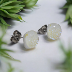 Glamor fehér, picit sárgás csillogású bedugós fülbevaló - ékszer - fülbevaló - pötty fülbevaló - Meska.hu