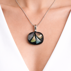 Fekete alapon ezüst, rózsaszín csillogás - ékszer - nyaklánc - medál - Meska.hu