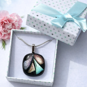 Fekete alapon ezüst, rózsaszín csillogás, Ékszer, Nyaklánc, Medál, Üvegművészet, MESKA