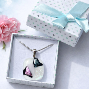 Fehér alapon színes csillogás, Ékszer, Nyaklánc, Medál, Üvegművészet, MESKA