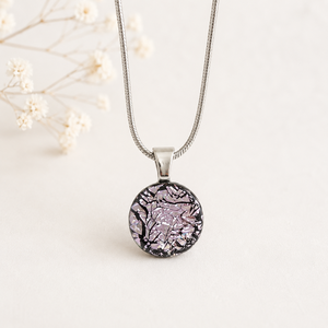 Glamor ezüst, halvány rózsaszín csillogó medál, Ékszer, Nyaklánc, Medálos nyaklánc, , Glamor medál 
Egy ragyogó Glamor medál könnyed eleganciát sugároz. A delfinkapoccsal záródó, finom ..., MESKA