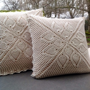 Beige párnahuzat fehér horgolt mintával (40x40) - otthon & életmód - lakástextil - párna & párnahuzat - Meska.hu