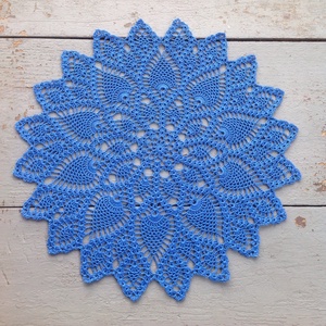 Kék, ananászmintás horgolt terítő (kb. 54 cm átmérőjű) - Meska.hu
