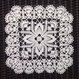 Fehér színű négyszögletes horgolt csipke terítő - otthon & életmód - dekoráció - asztal és polc dekoráció - horgolt & csipketerítő - Meska.hu