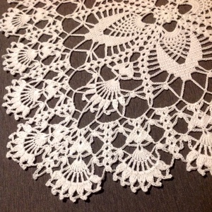 Fehér színű négyszögletes horgolt csipke terítő - otthon & életmód - dekoráció - asztal és polc dekoráció - horgolt & csipketerítő - Meska.hu