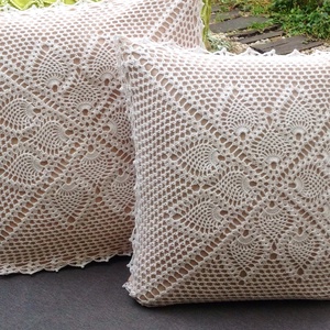Beige párnahuzat fehér horgolt mintával (40x40) - otthon & életmód - lakástextil - párna & párnahuzat - Meska.hu
