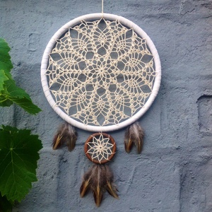 Ekrü színű horgolt álomfogó fácántollakkal - otthon & életmód - dekoráció - Meska.hu
