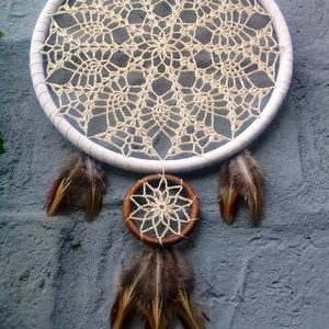 Ekrü színű horgolt álomfogó fácántollakkal - otthon & életmód - dekoráció - Meska.hu