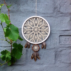 Ekrü színű horgolt álomfogó fácántollakkal - otthon & életmód - dekoráció - Meska.hu