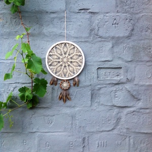 Ekrü színű horgolt álomfogó fácántollakkal - otthon & életmód - dekoráció - Meska.hu