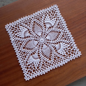 Négyszögletes horgolt terítő (kb. 30x30 cm), Otthon & Életmód, Dekoráció, Asztal és polc dekoráció, Horgolt & Csipketerítő, Horgolás, MESKA