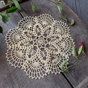 Vajszínű horgolt csipke terítő (kb. 32 cm átmérőjű) - Meska.hu