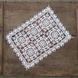 Fehér színű, szögletes horgolt terítő (kb. 36x26 cm), Otthon & Életmód, Dekoráció, Asztal és polc dekoráció, Horgolt & Csipketerítő, Horgolás, MESKA