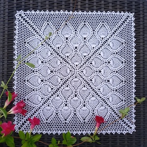 Fehér színű, szögletes horgolt terítő (kb. 53x53 cm) - Meska.hu