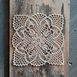 Horgolt terítő (kb. 25x25 cm) - otthon & életmód - dekoráció - asztal és polc dekoráció - horgolt & csipketerítő - Meska.hu