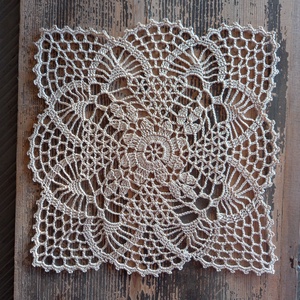 Horgolt terítő (kb. 25x25 cm) - otthon & életmód - dekoráció - asztal és polc dekoráció - horgolt & csipketerítő - Meska.hu
