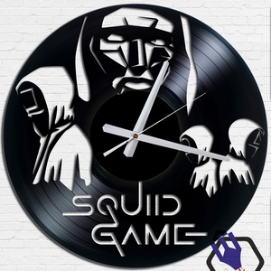 Falióra bakelitlemezből készítve - Squid Game, Otthon & Lakás, Dekoráció, Falióra & óra, Fali és függő dekoráció, Gravírozás, pirográfia, Mindenmás, Meska