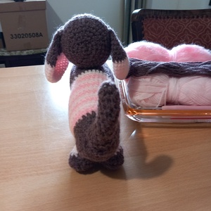 Horgolt tacskó - játék & sport - plüssállat & játékfigura - kutya - Meska.hu