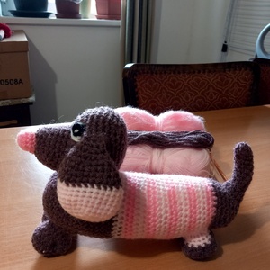 Horgolt tacskó - játék & sport - plüssállat & játékfigura - kutya - Meska.hu