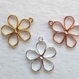 Ötszirmú fém virág medál - 3 színben (3225) - kellékek & szerszámok - gyöngyfűzés kellékek - egyéb alkatrész - Meska.hu