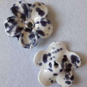 Kerámia virág 2 színben, 40 mm (1338, 1339) - kellékek & szerszámok - gyöngyfűzés kellékek - kerámiagyöngy - Meska.hu