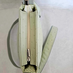 Halványzöld steppelt oldaltáska pöttyös béléssel - táska & tok - kézitáska & válltáska - vállon átvethető táska - Meska.hu