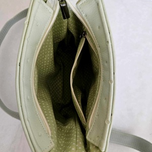 Halványzöld steppelt oldaltáska pöttyös béléssel - táska & tok - kézitáska & válltáska - vállon átvethető táska - Meska.hu