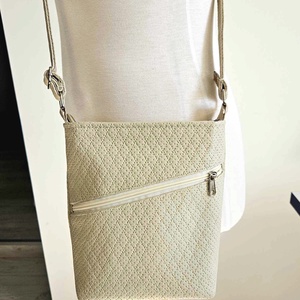 Krémszínű oldaltáska cicás béléssel, Táska & Tok, Kézitáska & válltáska, Vállon átvethető táska, Varrás, MESKA