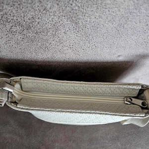 Krémszínű oldaltáska cicás béléssel - táska & tok - kézitáska & válltáska - vállon átvethető táska - Meska.hu