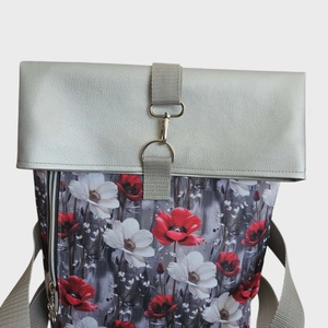 Tavaszi virágos ezüstös roll-top hátizsák - táska & tok - hátizsák - roll top hátizsák - Meska.hu