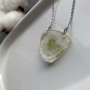 Epoxy gyanta medál pitypang bóbitával  gitárpengető formájú, nemesacél lánccal - ékszer - nyaklánc - medálos nyaklánc - Meska.hu