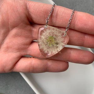 Epoxy gyanta medál pitypang bóbitával  gitárpengető formájú, nemesacél lánccal - ékszer - nyaklánc - medálos nyaklánc - Meska.hu