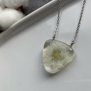 Epoxy gyanta medál pitypang bóbitával  gitárpengető formájú, nemesacél lánccal - ékszer - nyaklánc - medálos nyaklánc - Meska.hu