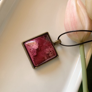 Magenta színű, bronz keretes medál - kézzel készült epoxy nyaklánc - ékszer - nyaklánc - medálos nyaklánc - Meska.hu