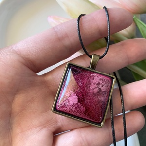 Magenta színű, bronz keretes medál - kézzel készült epoxy nyaklánc - ékszer - nyaklánc - medálos nyaklánc - Meska.hu