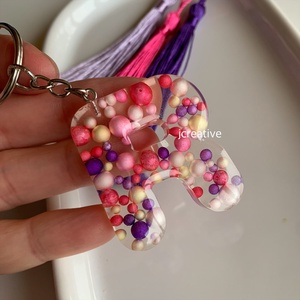  R betűs gyanta kulcstartó bojttal � egyedi, kézzel készült ajándék - táska & tok - kulcstartó & táskadísz - kulcstartó - Meska.hu