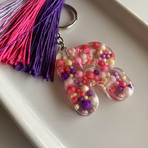  R betűs gyanta kulcstartó bojttal � egyedi, kézzel készült ajándék - Meska.hu