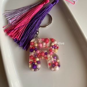  R betűs gyanta kulcstartó bojttal � egyedi, kézzel készült ajándék - táska & tok - kulcstartó & táskadísz - kulcstartó - Meska.hu