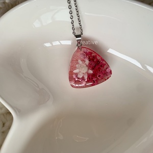 Kézzel készült epoxy gyanta nyaklánc valódi szárított virágokkal � romantikus, egyedi ékszer - ékszer - nyaklánc - medál - Meska.hu