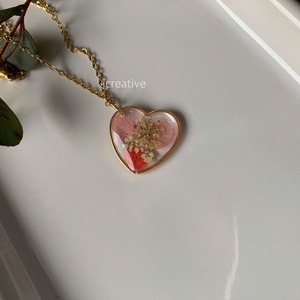 Préselt hortenzia, vadmurok szív formájú medálba - ékszer - nyaklánc - medálos nyaklánc - Meska.hu