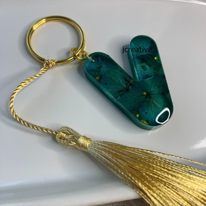 V - betű kulcstartó zöld virágokkal epoxyból - táska & tok - kulcstartó & táskadísz - kulcstartó - Meska.hu