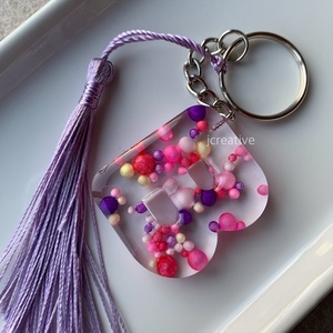 B - betű epoxy kulcstartó, cukorkára hasonlító díszítéssel  - táska & tok - kulcstartó & táskadísz - kulcstartó - Meska.hu