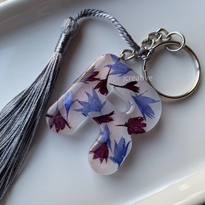 R - betű kulcstartó igazi virágszirmokkal epoxyból - táska & tok - kulcstartó & táskadísz - kulcstartó - Meska.hu