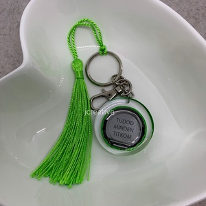 Epoxy kulcstartó felirattal � Tudod minden titkom - egyedi ajándék zöld bojttal, karabinerrel - Meska.hu