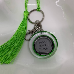 Epoxy kulcstartó felirattal � Tudod minden titkom - egyedi ajándék zöld bojttal, karabinerrel - táska & tok - kulcstartó & táskadísz - táskadísz - Meska.hu